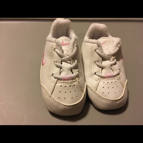 EUC Baby girl Nike crib shoes size 2 (2012) - Picture 2 of 3